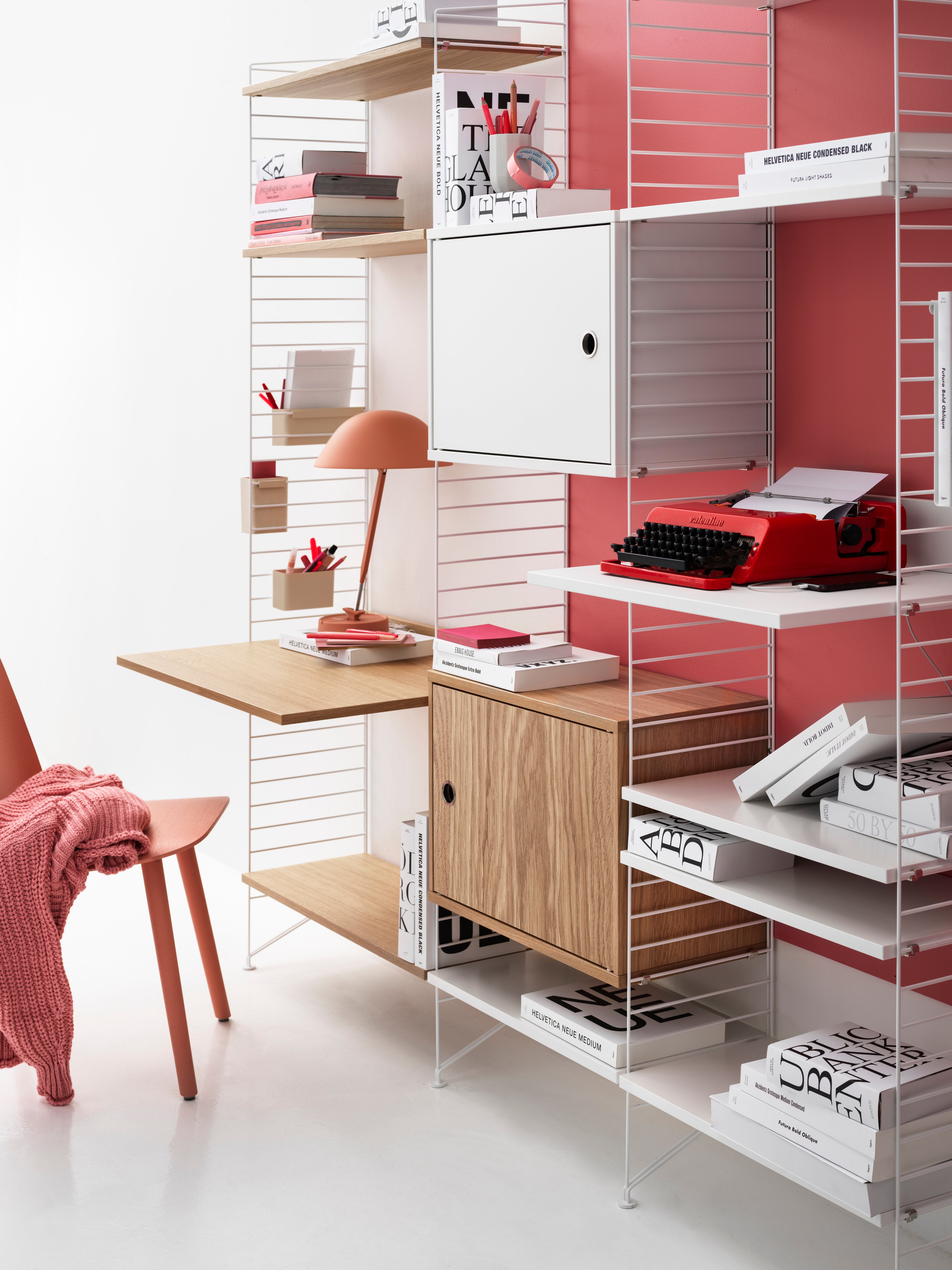 Larger string shelf optimal in your office or living room. Floor panels, shelves, metal shelves with low edge, cabinets with swing door, media shelf and work desks. The perfect balance between open storage space and hidden storage space, which makes the shelf equally suitable in the living room as in the workspace.