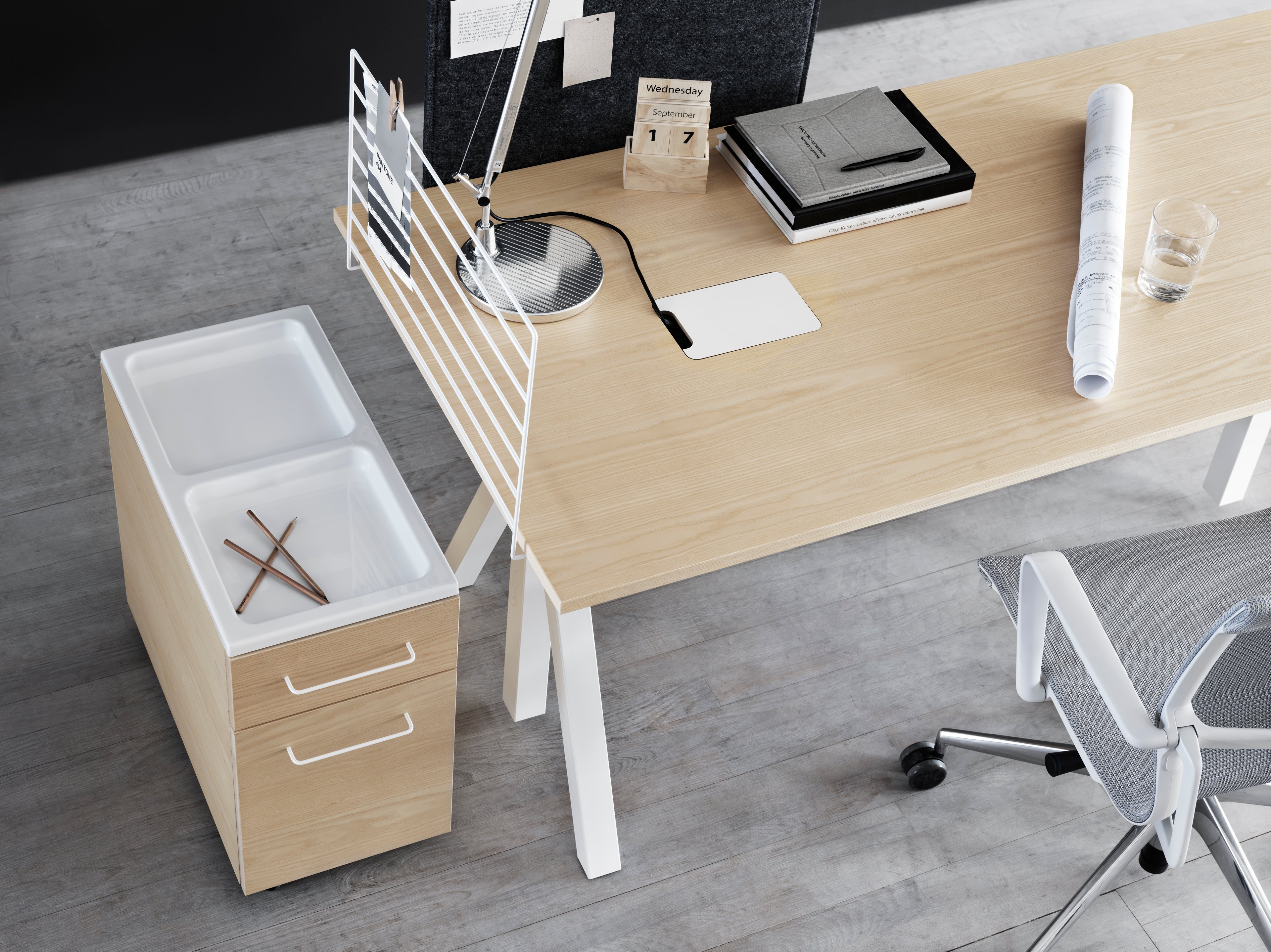 The wire screen from Works™ is equally well suited as a divider between workstations as a bulletin board. Hang your organizers from String® System or s-hooks to increase functionality. You can create further isolated workstation by adding a fabric sleeve to your wire screen. The fabric sleeve is sound absorbing which is well suited for an open office landscape. The wire screen is mounted onto work desks from Works™.