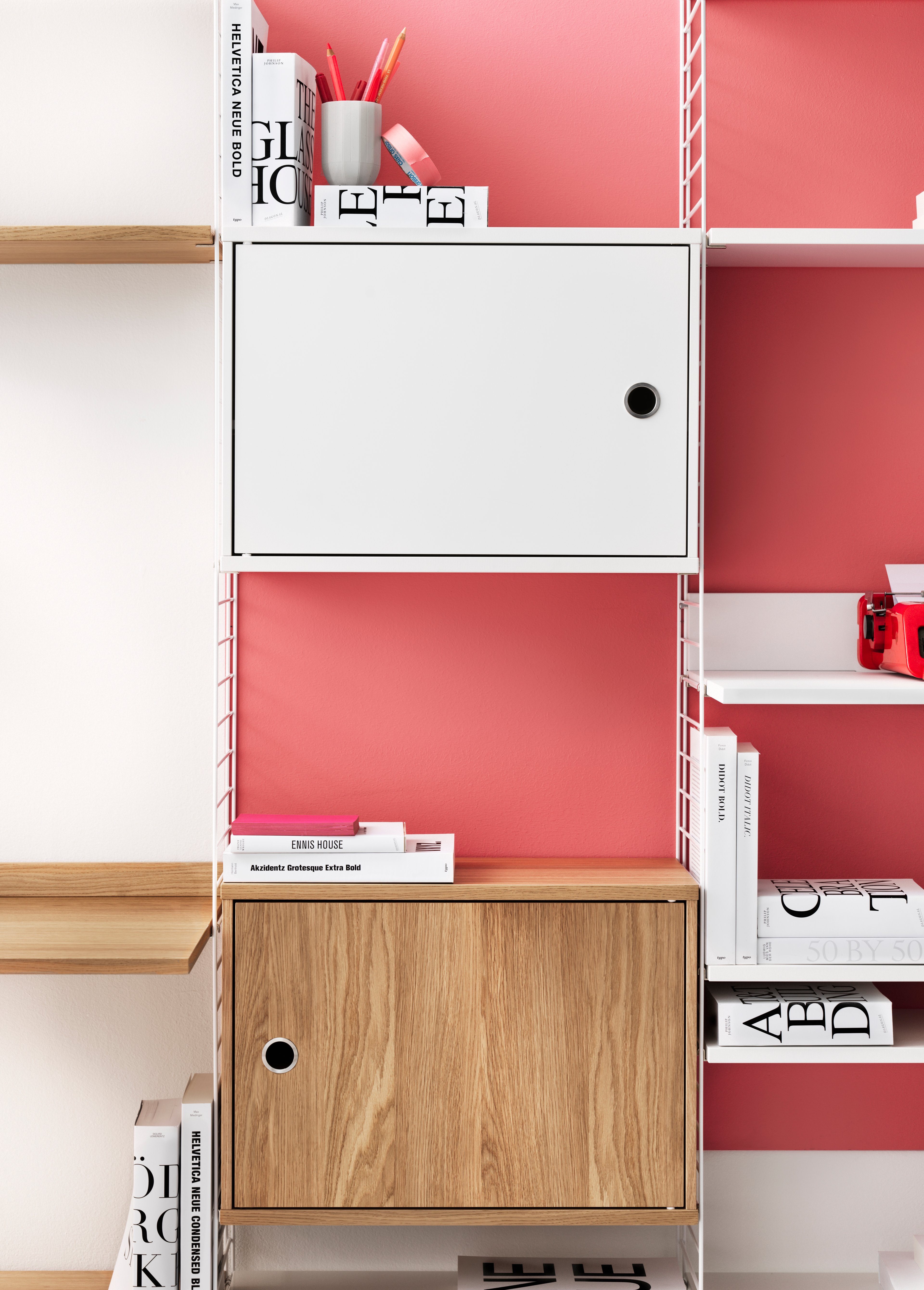 A smaller living room combination with plenty of storage. Six 30 cm deep shelves and a cabinet with swing door give you the possibility to hide a bit of the living room mess. This combination has a neat appearance and therefore works well to place above the sofa.