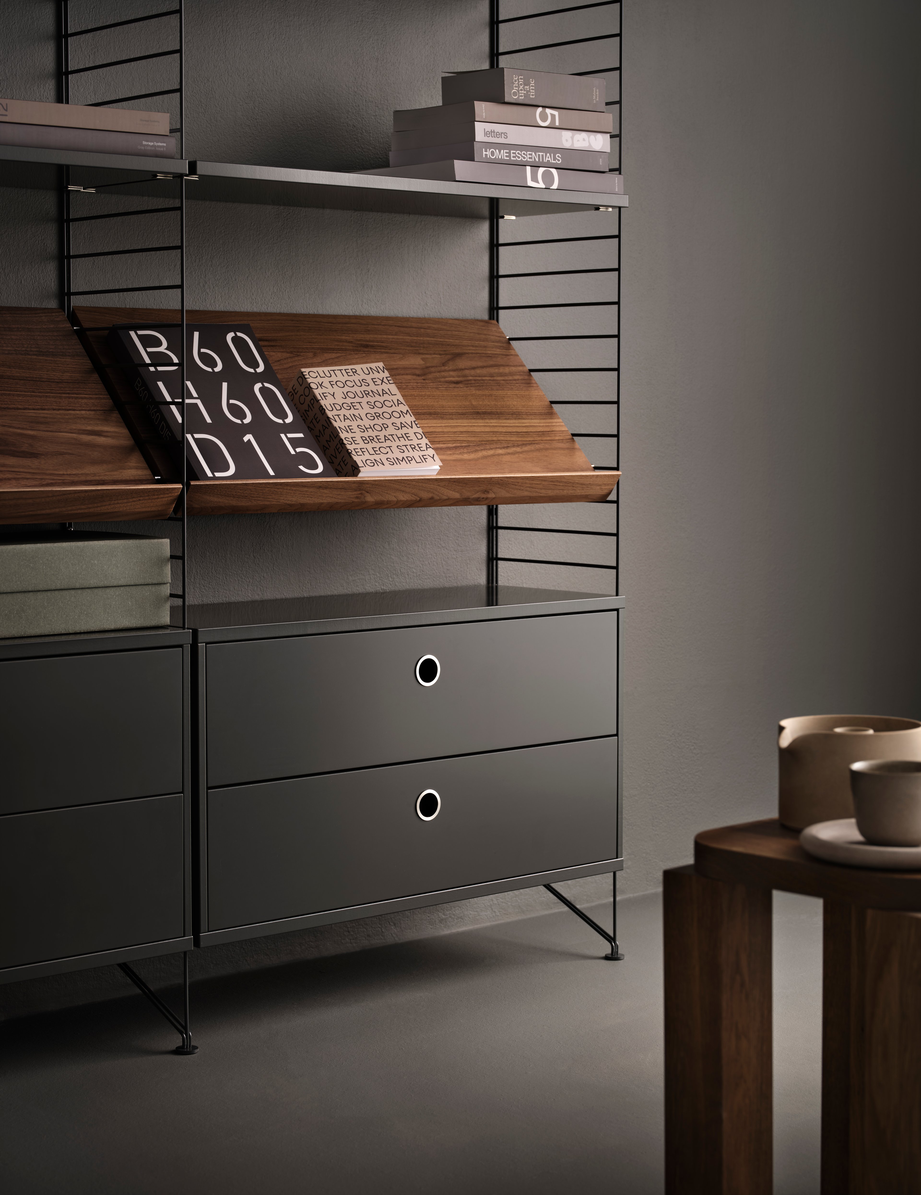 The magazine shelves in wood are available in two widths, 58 and 78 cm, and fit into 30 cm deep wire panels from String® System. The magazine shelves create a dynamic shelving combination where you have room to showcase your favourite books and magazines. Choose among different colours and wood types. Brackets are included in the packaging.