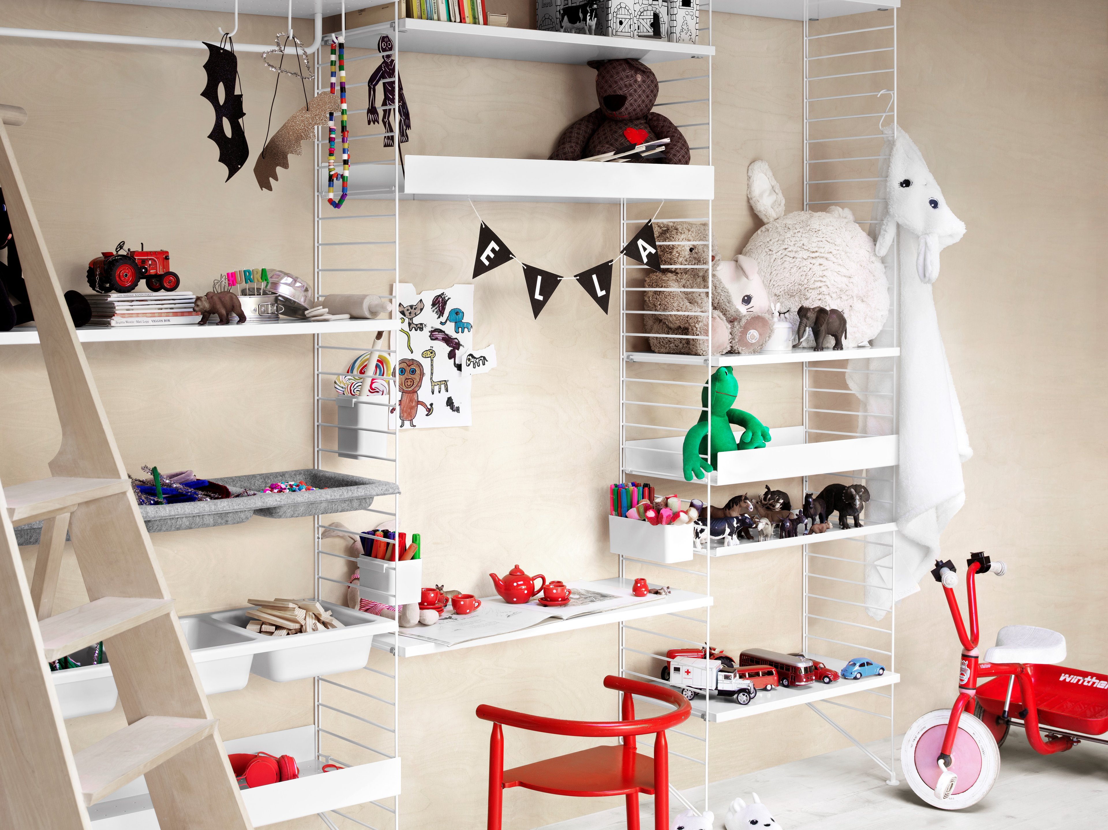 85 cm high floor mounted combination with two sections gives you plenty of storage possibilities. The bowl shelves also let you hide all the small things usually spread around the room.